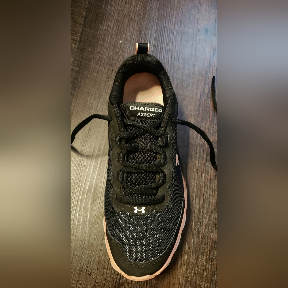 Perfect condition under armour tennis shoes charged assert